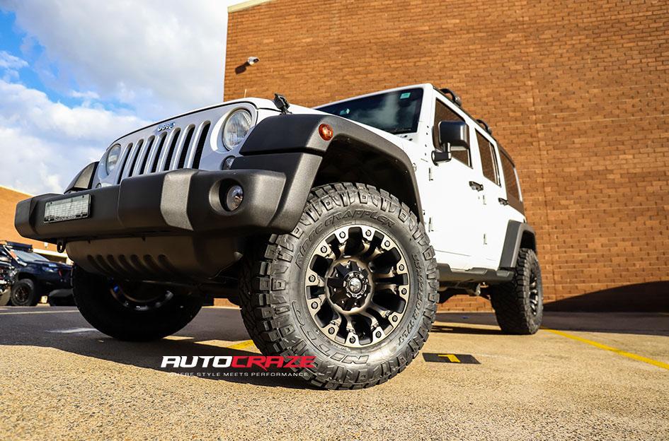 JEEP-WRANGLER-VAPOR-BLACK-MACHINED-WITH-DARK-TINT